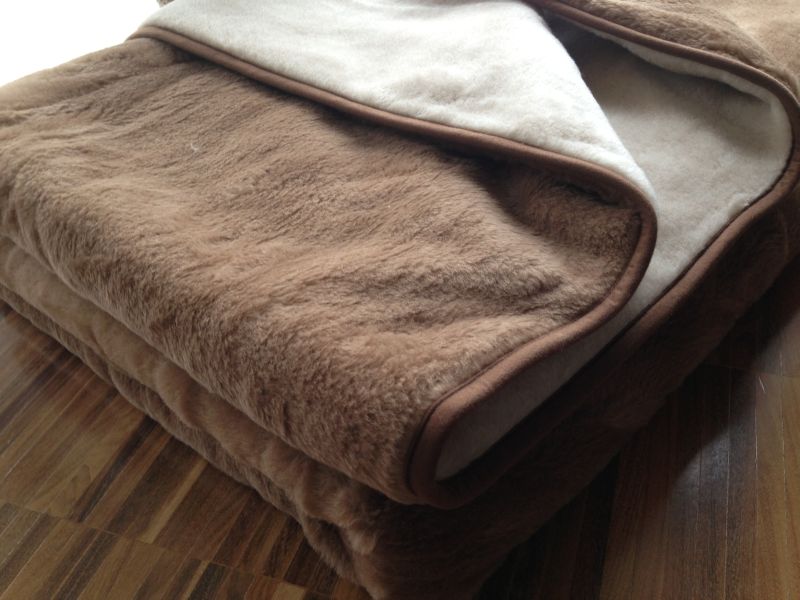 0258 Kołdra wełniana Camel z wełny wielbłądziej Classic 180x200 stan magazynowy 1 sztuka