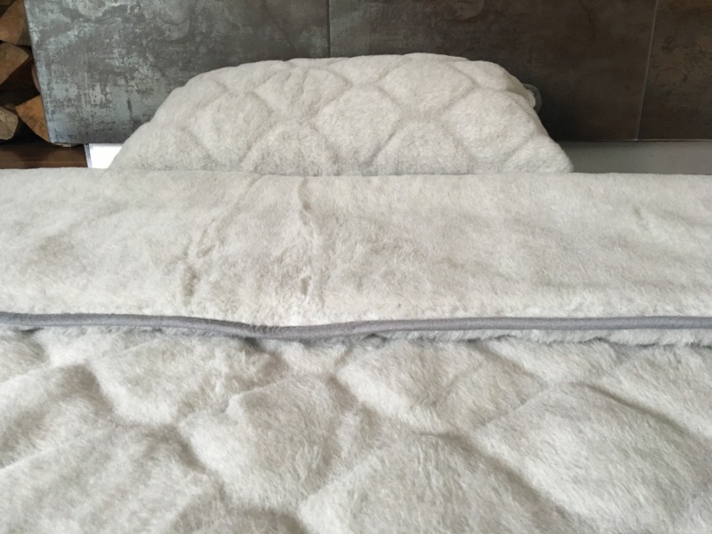 Pościel z wełny Alpaki Silver Caro + Alpaka Gładka 140x200 + Podkład wełniany