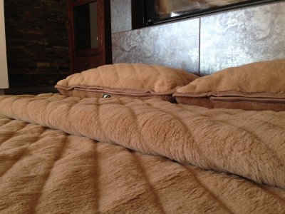 Pościel wełniana Camel z wełny wielbłądziej Pasy 220x200 + Podkład wełniany