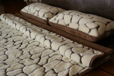 Pościel z wełny Camel Ciemny + Kaszmir Żyrafa 180x200 + Podkład wełniany