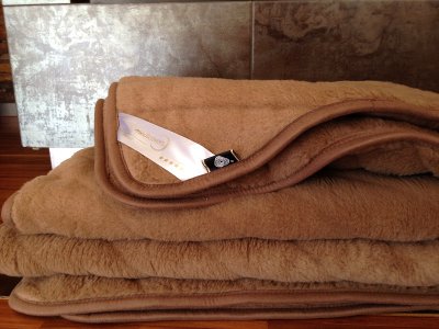Kołdra wełniana Camel z wełny wielbłądziej Pasy 140x200 stan magazynowy 1 sztuka