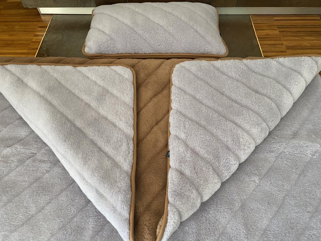 Pościel z wełny Alpaki Silver Pasy Camel Ciemny Pasy 140x200 + Materac wełniany