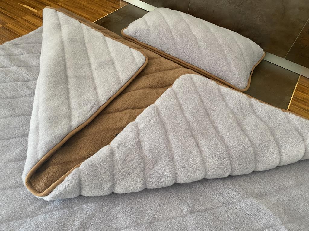 Pościel z wełny Alpaki Silver Pasy Camel Ciemny Pasy 140x200 + Materac wełniany