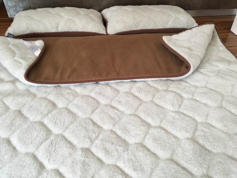 Pościel z wełny Alpaki Silver Caro Camel Ciemny 180x200 + Materac wełniany