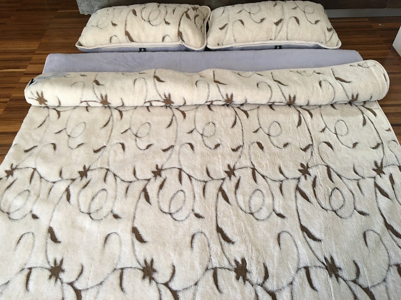 Pościel z wełny Alpaki Alpina Camel Rampicanti 240x200 + Podkład wełniany