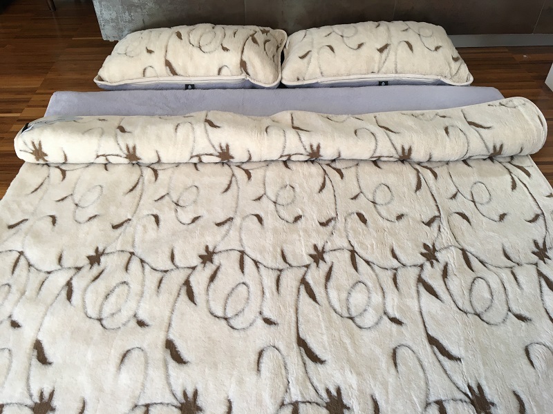 Pościel z wełny Alpaki Alpina Camel Rampicanti 240x200 + Podkład wełniany