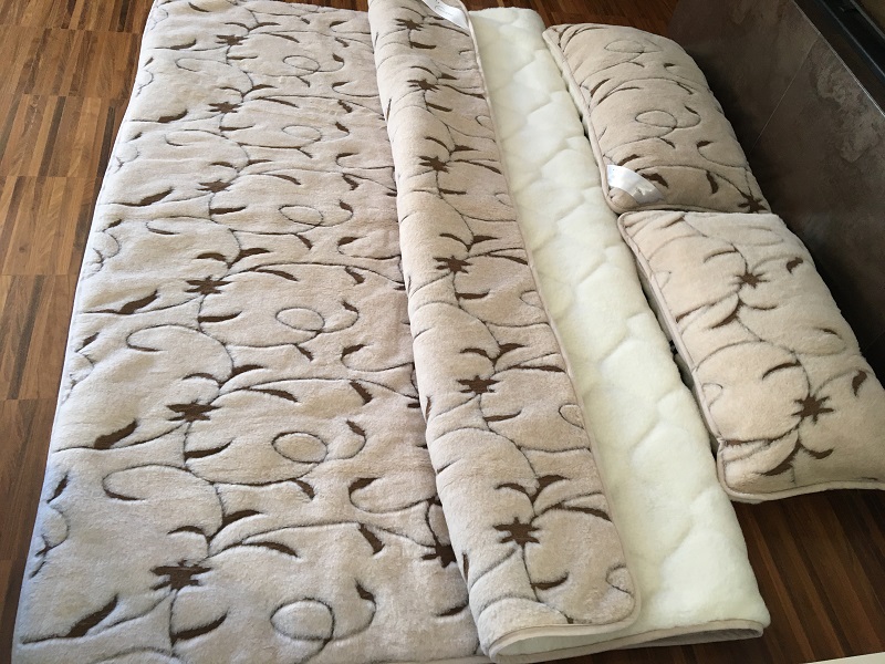Pościel z wełny Camel Jasny Rampicanti + Kaszmir Caro 220x200 + Podkład wełniany