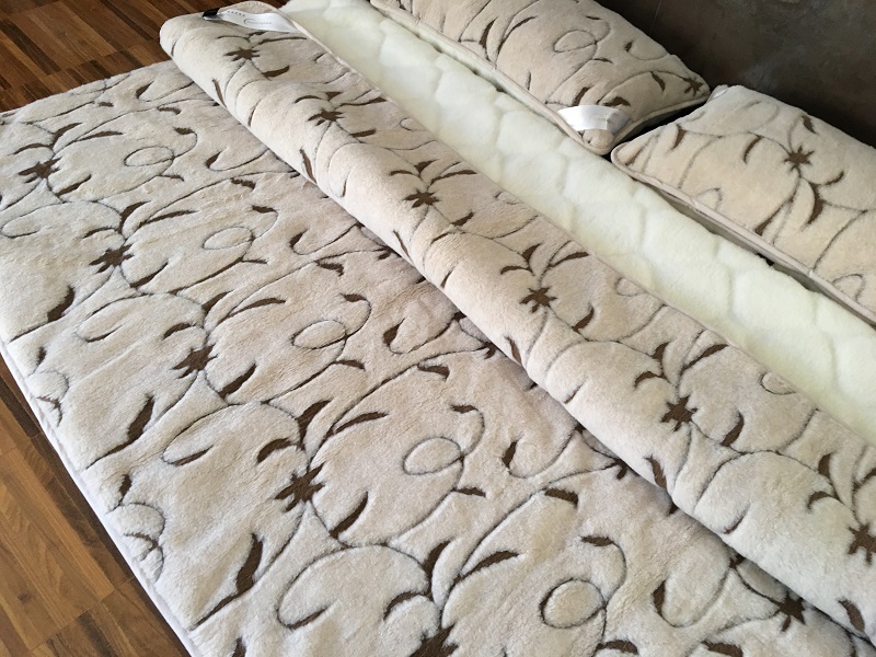 Pościel z wełny Camel Jasny Rampicanti + Kaszmir Caro 220x200 + Podkład wełniany