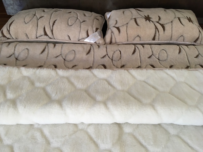 Pościel z wełny Camel Jasny Rampicanti + Kaszmir Caro 220x200 + Podkład wełniany