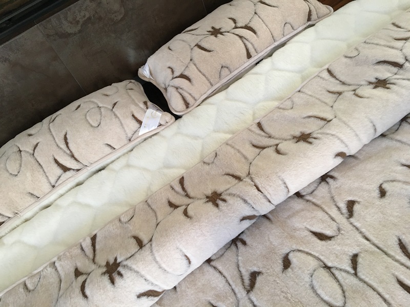Pościel z wełny Camel Jasny Rampicanti + Kaszmir Caro 220x200 + Podkład wełniany