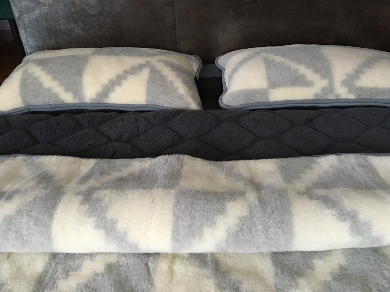 Pościel z wełny Alpaki Graffit Caro Alpaka Triangoli 160x200 + Materac wełniany