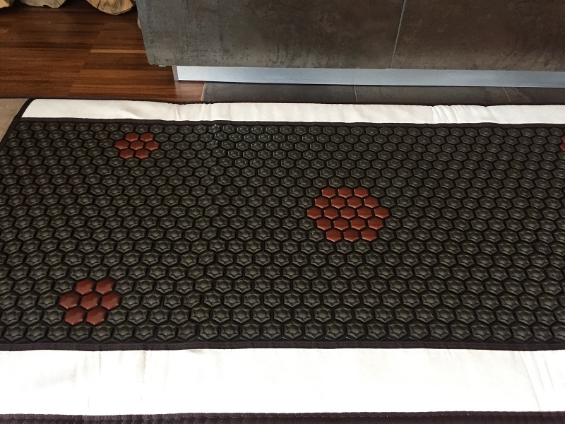 Mata Turmalinowa HEXAGON NOBLE 80x190 cm Kolekcja 2025 Super Jakość Kamieni ! Ekskluzywne Wykończenie ! Nowe Zgrabne Piloty z czasomierzem - Cena Katalogowa 4890 złotych (st.m.1 )