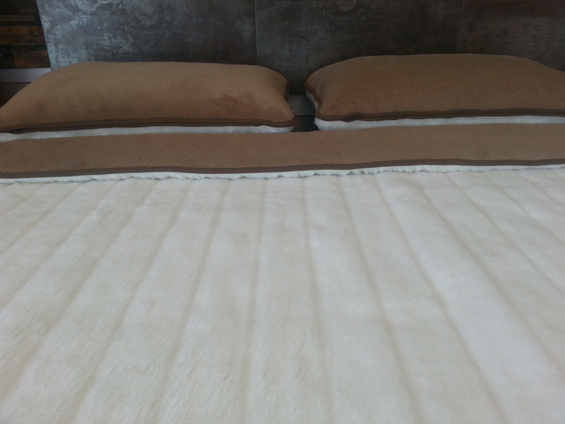 16 Pościel z wełny Camel Ciemny + Kaszmir Pasy 180x200 + Materac wełniany