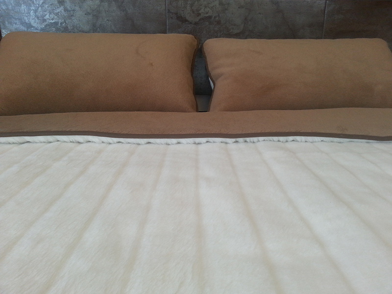 19 Pościel z wełny Camel Ciemny + Kaszmir Pasy 180x200 + Materac wełniany