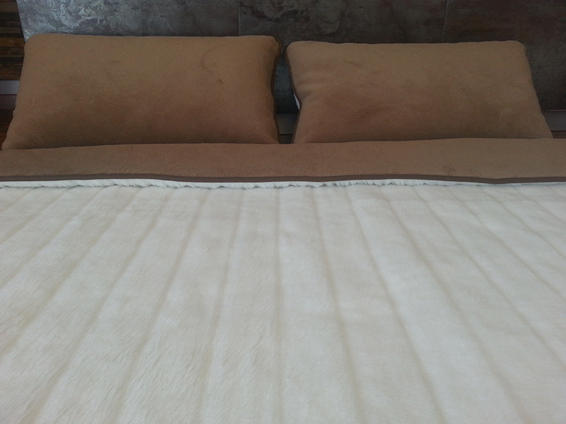21 Pościel z wełny Camel Ciemny + Kaszmir Pasy 180x200 + Materac wełniany