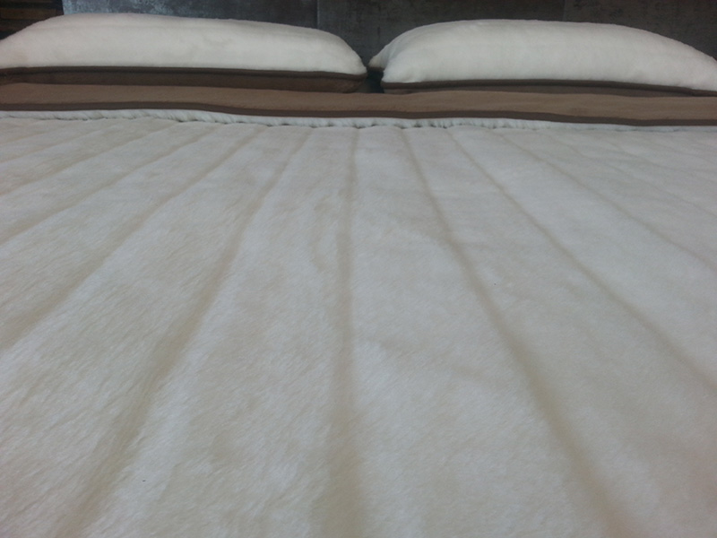 25 Pościel z wełny Camel Ciemny + Kaszmir Pasy 180x200 + Materac wełniany