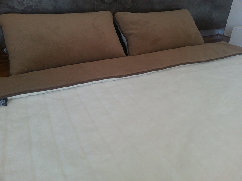 29 Pościel z wełny Camel Ciemny + Kaszmir Pasy 180x200 + Materac wełniany