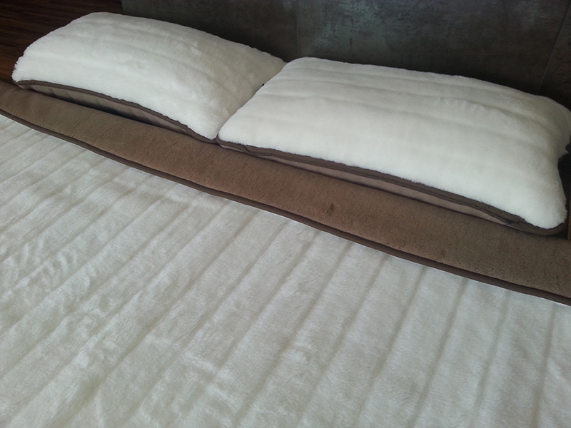39 Pościel z wełny Camel Ciemny + Kaszmir Pasy 180x200 + Materac wełniany