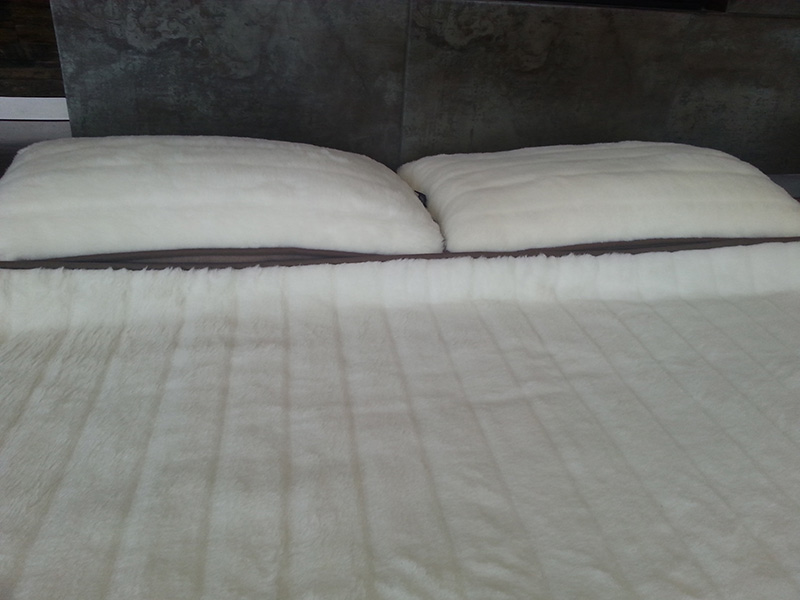 40 Pościel z wełny Camel Ciemny + Kaszmir Pasy 180x200 + Materac wełniany