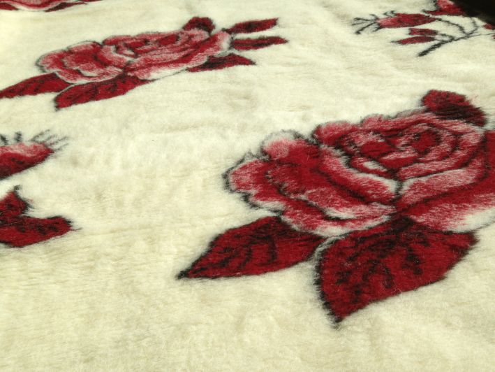 3006 Koc wełniany Merynos Czerwona Rose 140x200