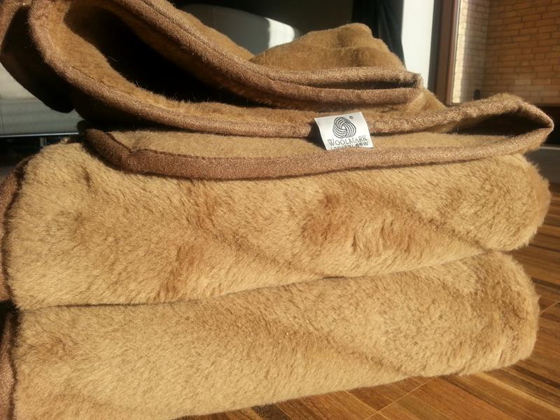 4890 Koc wełniany Camel z wełny wielbłądziej CIEMNY PASY 220x200