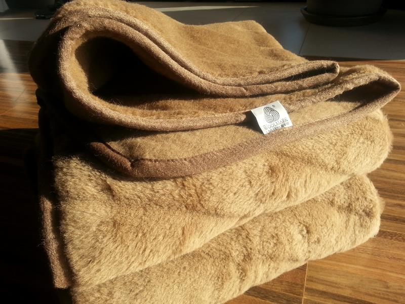 4892 Koc wełniany Camel z wełny wielbłądziej CIEMNY PASY 220x200