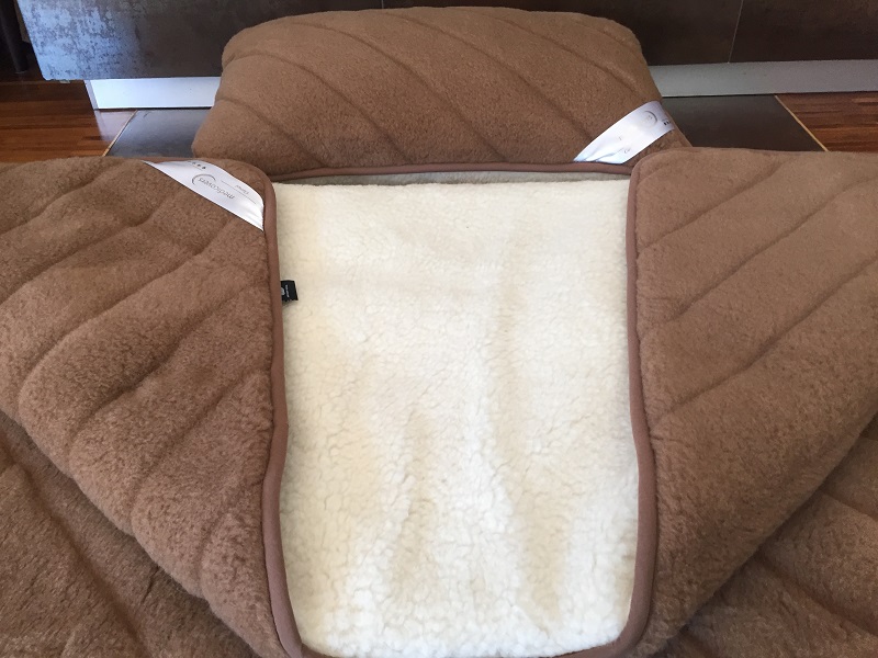 Pościel z wełny Camel Ciemny Pasy + Merynos Tumbler 140x200 + Podkład wełniany
