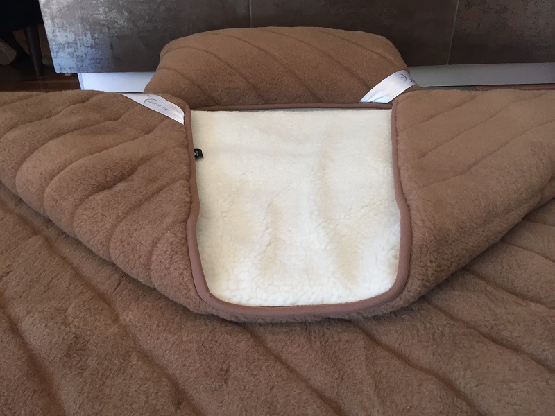 Pościel z wełny Camel Ciemny Pasy + Merynos Tumbler 140x200 + Podkład wełniany