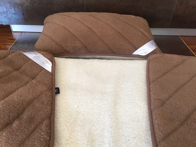 Pościel z wełny Camel Ciemny Pasy + Merynos Tumbler 140x200 + Podkład wełniany