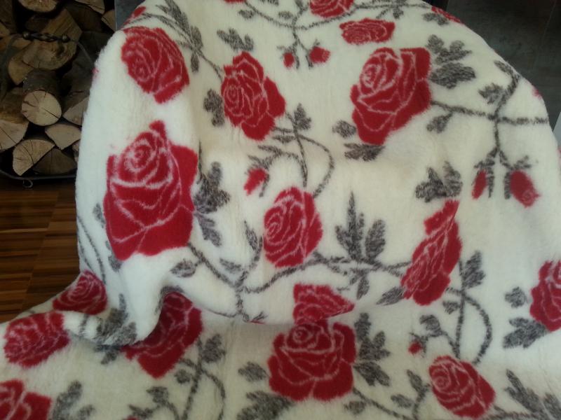 9 Koc wełniany Merynos Czerwona Róża 140x200
