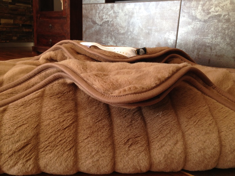Kołdra wełniana Camel z wełny wielbłądziej Pasy 200x200