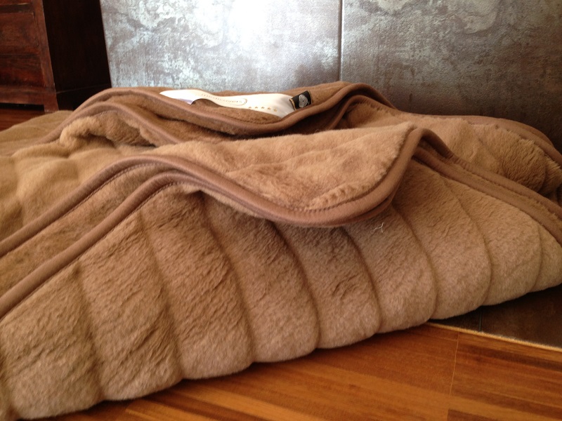 Kołdra wełniana Camel z wełny wielbłądziej Pasy 200x200